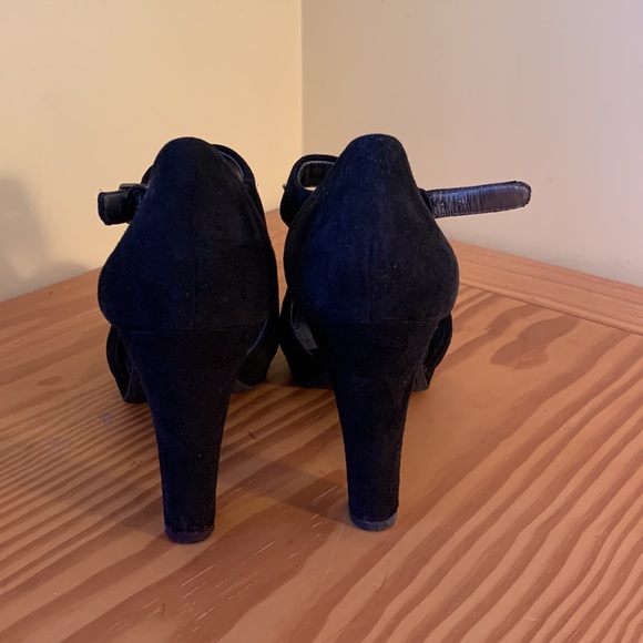 Geox black suede shoes with red metallic cut out. - Picture 5 of 5